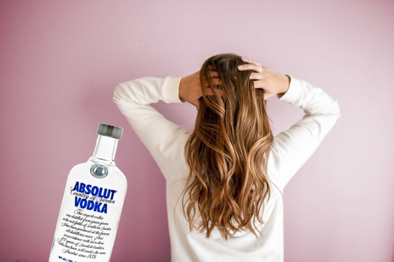 Meng wodka door je shampoo en je profiteert van deze voordelen