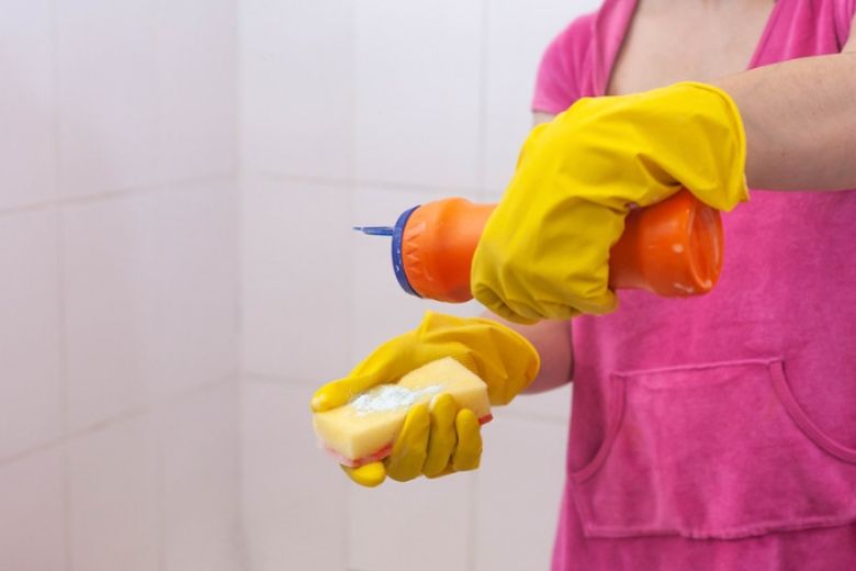 Desinfecteren met bleek? Dit zijn 3 veelgemaakte fouten Oeps: bleek op je kleding gemorst? Geen nood, zo los je het op!