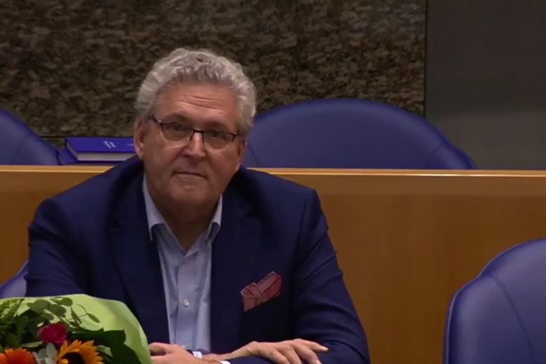 Stapt Henk Krol met bed &