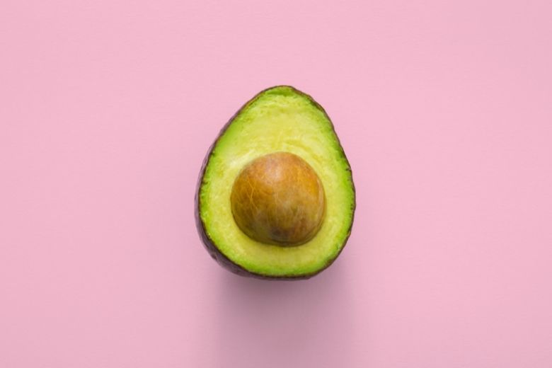 Handig: zó verwijder je de pit uit een avocado zonder mes