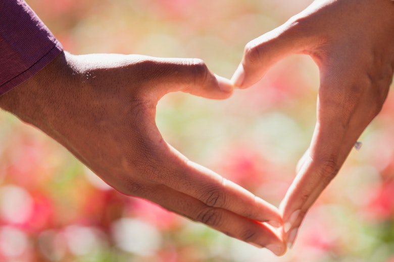 Il Marito Di Amore Che Dà Il Contenitore Di Regalo Alla Moglie, Presenta  Per Nessuna Ragione, Amore Vero Immagine Stock - Immagine di momento, uomo:  139863457