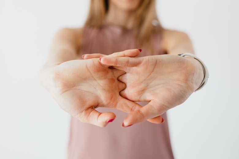 Feit of fabel: is met je vingers knakken echt zo ongezond?
