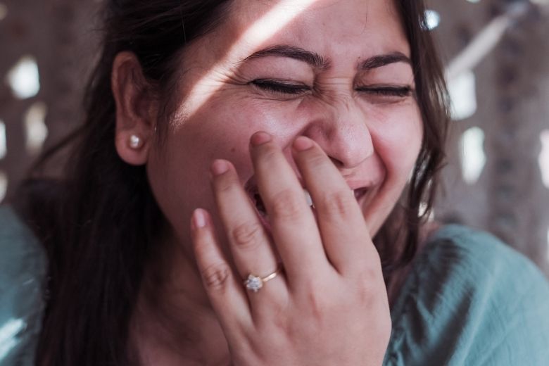 Aha om deze reden schiet je op ongepaste momenten in de lach