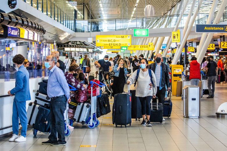 Reizigers Schiphol vanaf vandaag pas 4 uur van tevoren welkom in vertrekhal Reizigers Schiphol vanaf vandaag pas 4 uur van tevoren welkom in vertrekhal