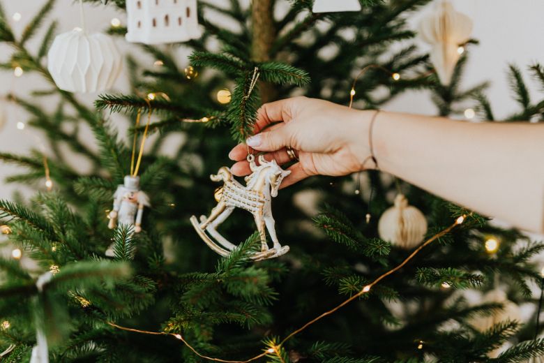 Zo ruim je de kerstboom op zónder dat je huis vol naalden ligt