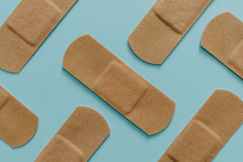 Pleister op een wondje: wel of niet doen?