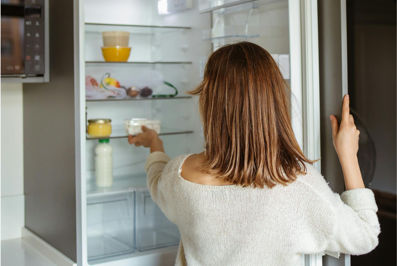 Met deze tips verwijder je vervelende geurtjes uit je koelkast
