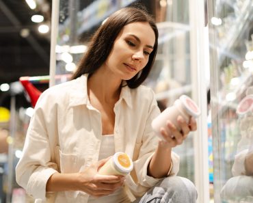 Een voedingsdeskundige legt uit hoe je de juiste yoghurt kiest in de supermarkt